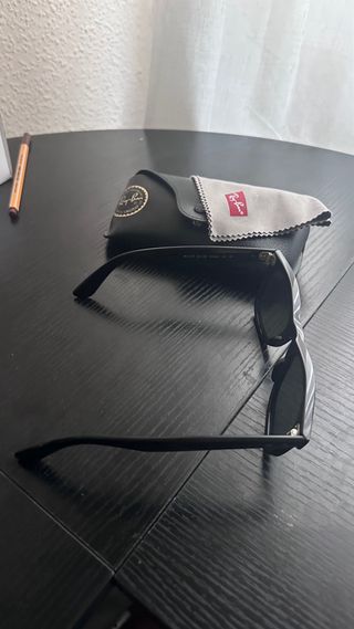 Gafas de sol Ray-Ban Wayfarer polarizadas negras.