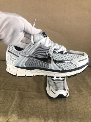 Nike Vomero 5 Plata y Blanco 