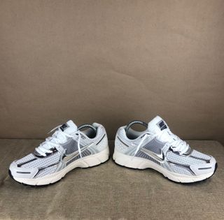 Nike Vomero 5 Plata y Blanco 