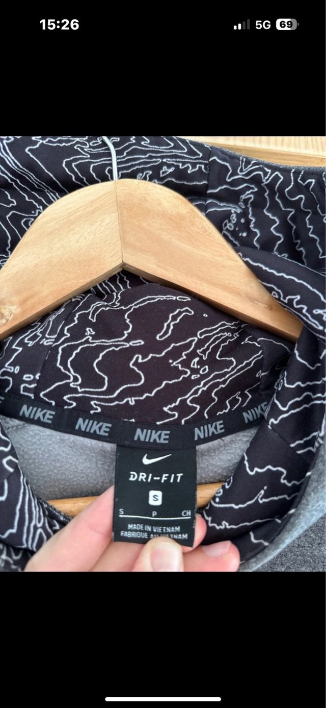 Sudadera Nike Gris con Logo Blanco