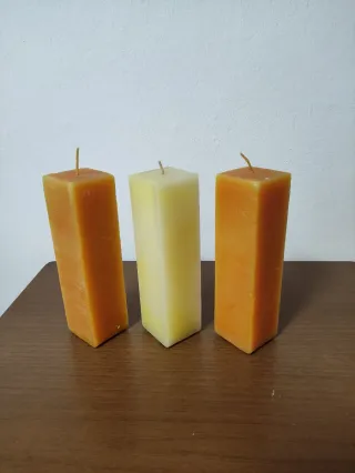 3 candele quadrate arancioni e gialla 