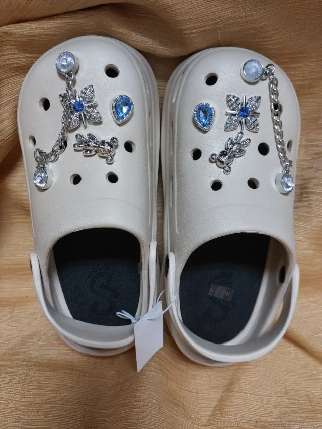 Zuecos con pines. Talla 36/37.