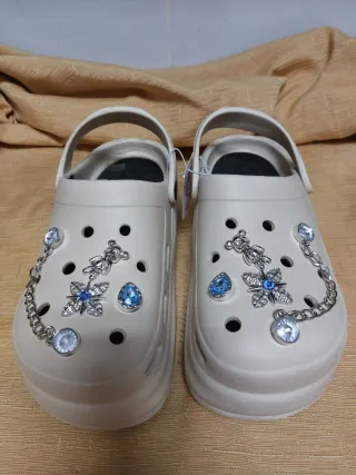 Zuecos con pines. Talla 36/37.