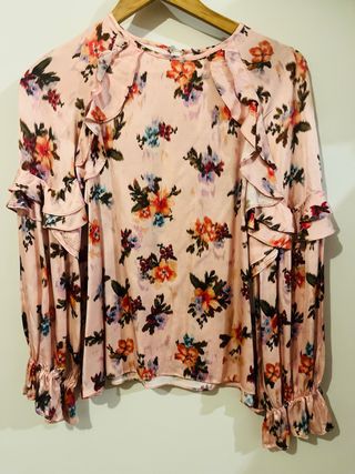 blusa floral rosa con volantes