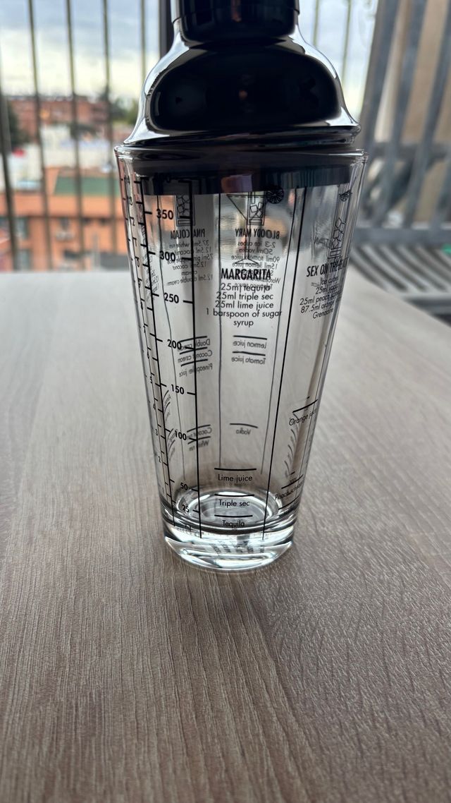 Coctelera con recetas de cócteles grabadas