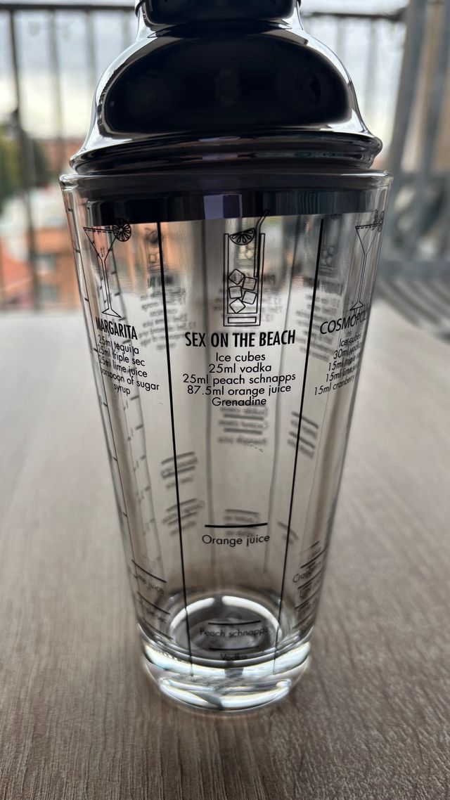 Coctelera con recetas de cócteles grabadas