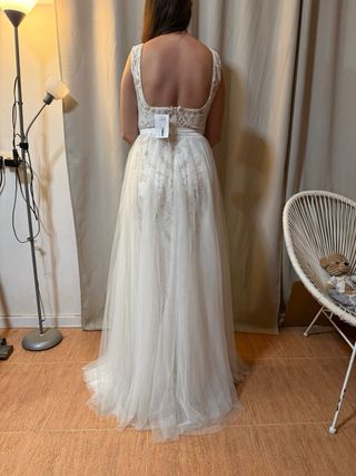 Vestido elegante beige y blanco