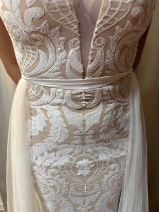 Vestido elegante beige y blanco