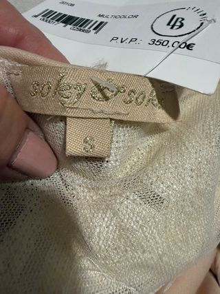 Vestido elegante beige y blanco