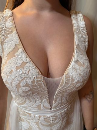 Vestido elegante beige y blanco