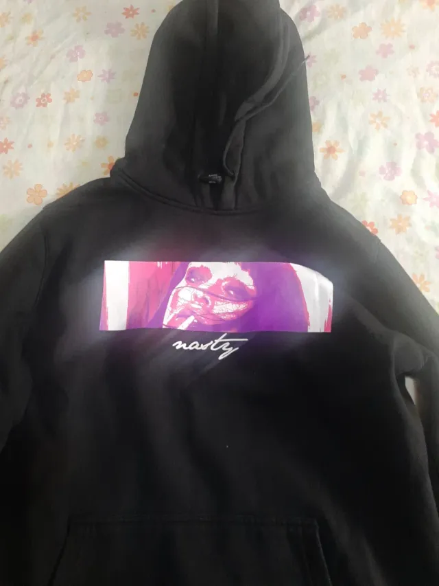 Sudadera Negra con Estampado