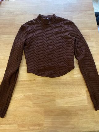 Top Bershka manga larga marrón texturizado