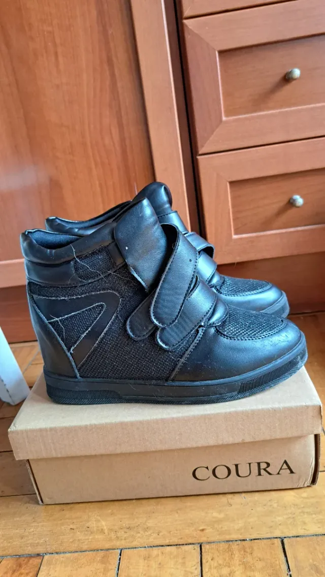 Tenis de vestir negros con velcro