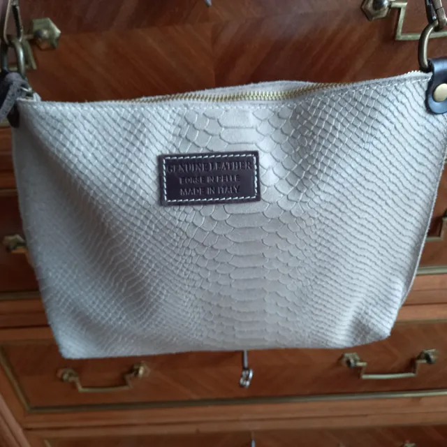 Bolso bandolera beige efecto piel serpiente