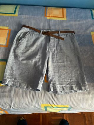 Pantalón corto azul con cinturón