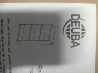 Estantería de madera con pequeños desperfectos