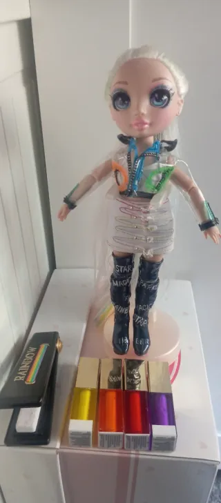 Muñeca Rainbow High con accesorios