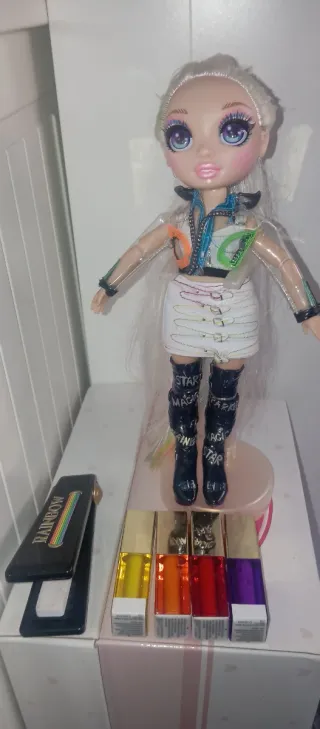 Muñeca Rainbow High con accesorios