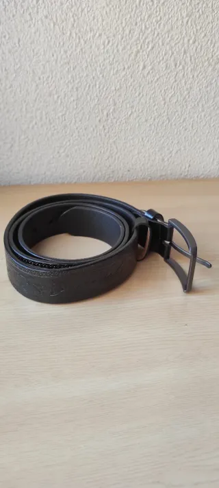 Cinturón de cuero con diseño floral