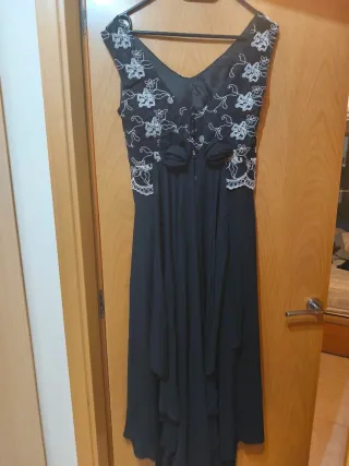 Vestido de fiesta negro con bordado blanco