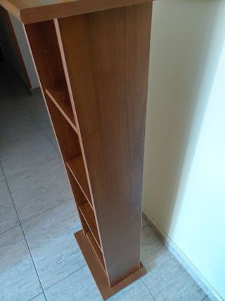 Libreria de madera marrón y gris