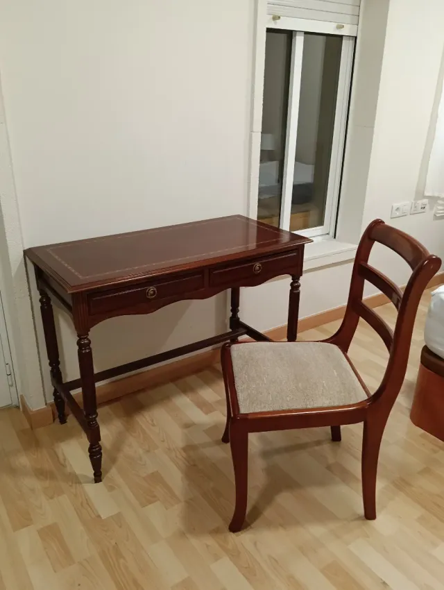 Mesa escritorio tocador antiguo de madera y silla