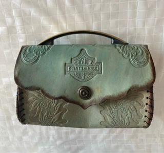 Bolso de mano artesanal cuero grabado