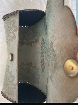 Bolso de mano artesanal cuero grabado