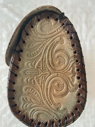 Bolso de mano artesanal cuero grabado