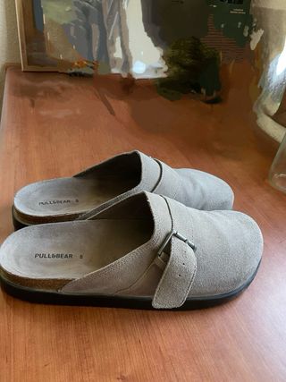 Zuecos Pull&Bear Beige Talla 45 con Hebilla