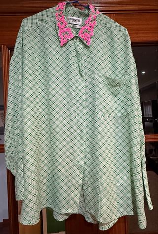 Blusa Essentiel Antwerp verde con flores rosas