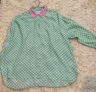 Blusa Essentiel Antwerp verde con flores rosas