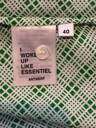 Blusa Essentiel Antwerp verde con flores rosas