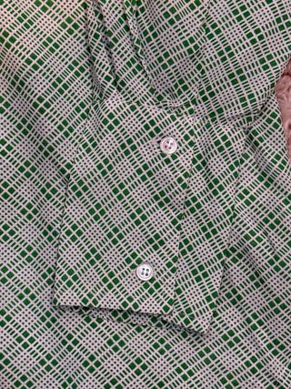 Blusa Essentiel Antwerp verde con flores rosas