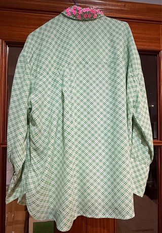 Blusa Essentiel Antwerp verde con flores rosas