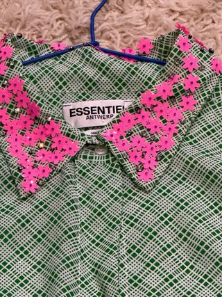 Blusa Essentiel Antwerp verde con flores rosas