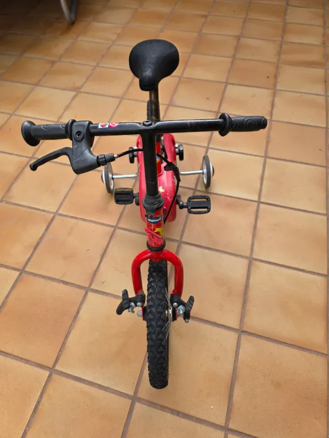 Bicicleta infantil roja