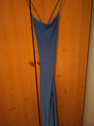 Vestido largo azul con tirantes