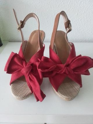 Sandalias rojas con lazo