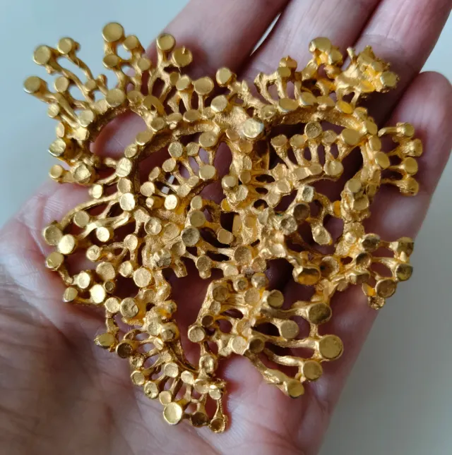 Maravilloso Broche Brutalista Linda Hattab Dorado
