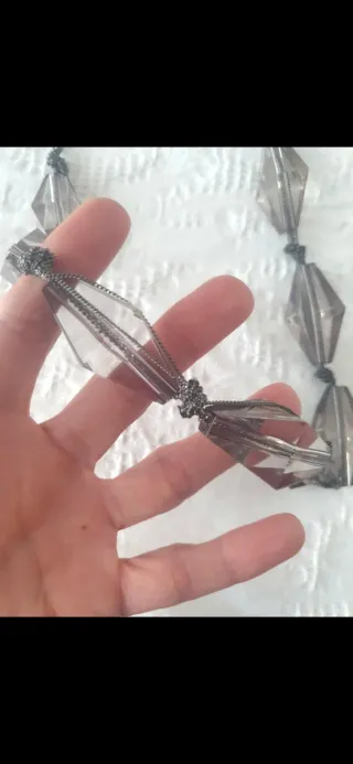 Collar Parfois con cuentas transparentes