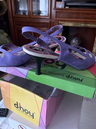 Zapatos de tacón Dhoy morados y beige