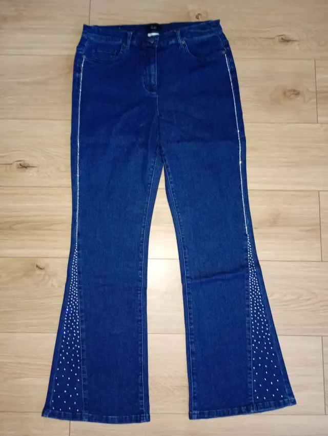 Pantalón vaquero flare con pedrería
