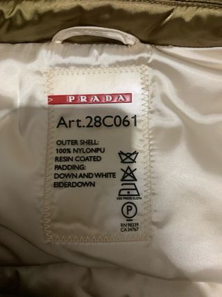 Piumino Prada donna color oro interno avorio