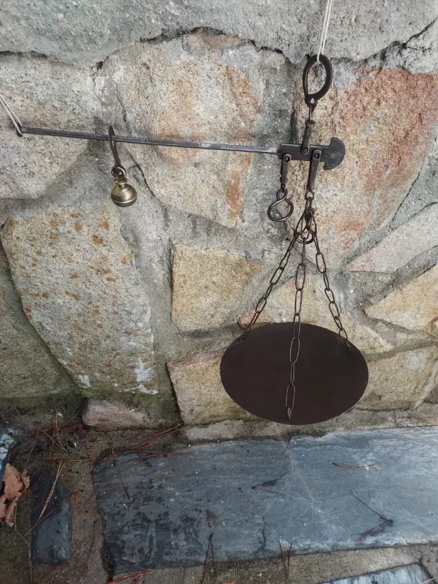 Bilancia romana antica con peso in ottone