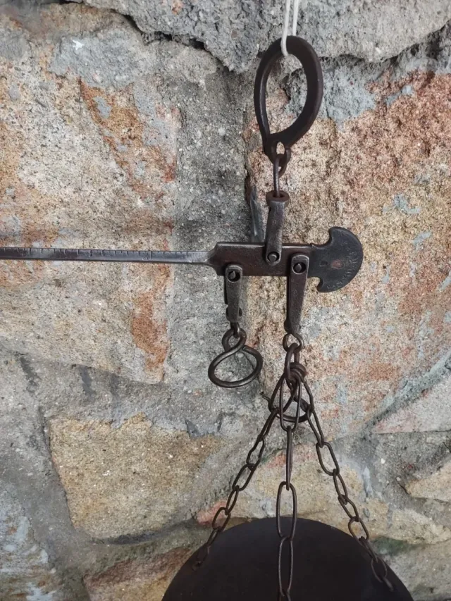 Bilancia romana antica con peso in ottone