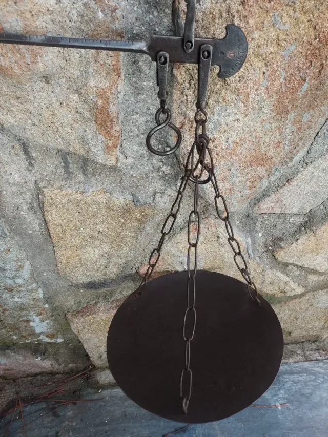 Bilancia romana antica con peso in ottone