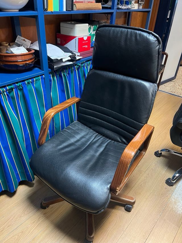 Silla giratoria oficina piel y madera vintage