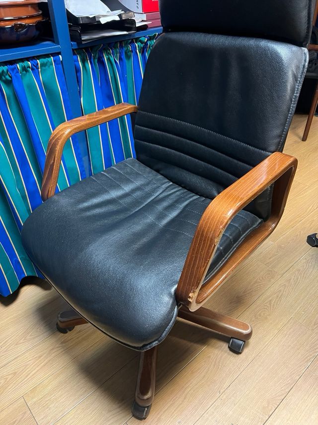Silla giratoria oficina piel y madera vintage