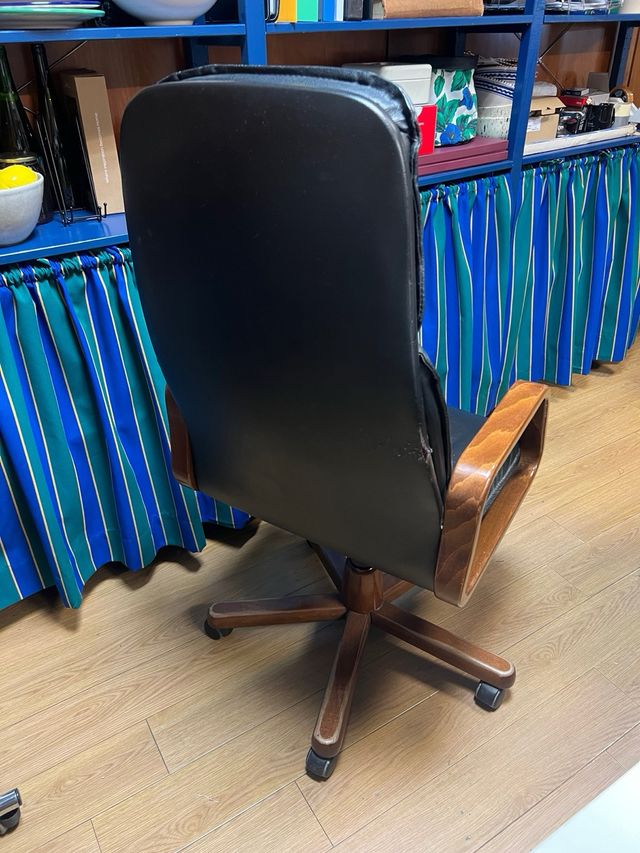 Silla giratoria oficina piel y madera vintage